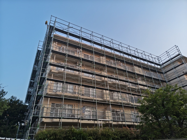 大阪府堺市・アスベスト調査の義務を怠ると工事中断？工場・倉庫の改修は一括対応業者へ！_足場