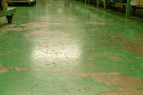 塗装が剥がれた床