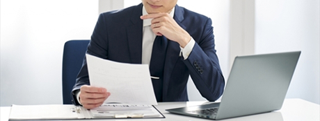 見積り内容を監修する様子