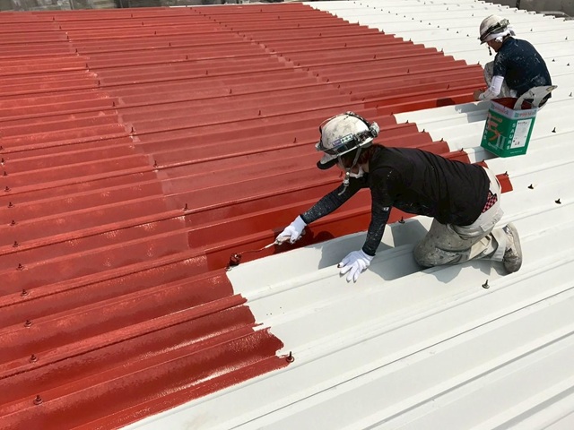 大阪府堺市・N社倉庫｜折板屋根塗装工事(遮熱塗料使用)_施工中 (4)