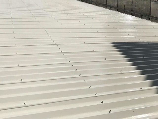 大阪府堺市・N社倉庫｜折板屋根塗装工事(遮熱塗料使用)_施工後2