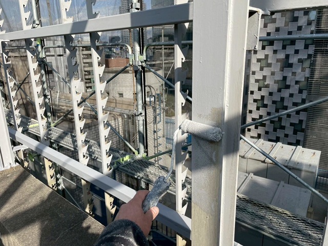 大阪府堺市・工場｜鉄骨塗装・キュービクル塗装工事_施工中 (3)