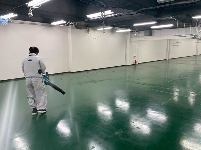 大阪府堺市・N社倉庫｜塗床工事_施工中 (1)