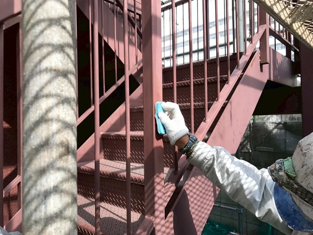 大阪府堺市・N社倉庫_鉄骨階段塗装_施工中 (1)