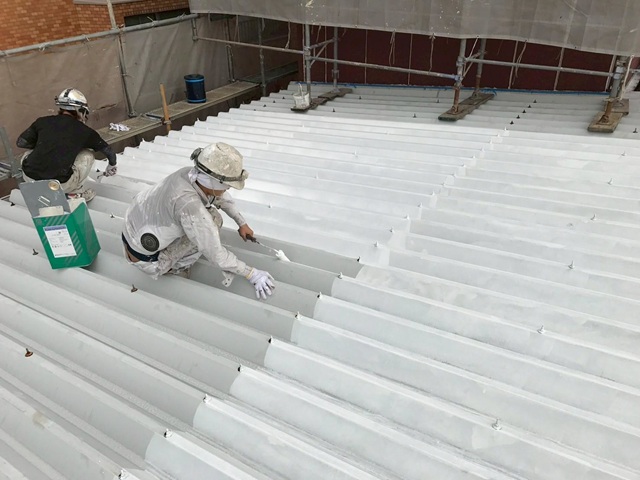 大阪府堺市・N社倉庫｜折板屋根塗装工事(遮熱塗料使用)_施工中 (3)