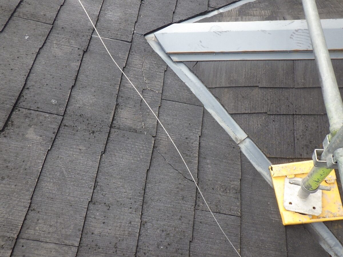 屋根の剥がれ、割れなど　屋根鈑金工事とは？