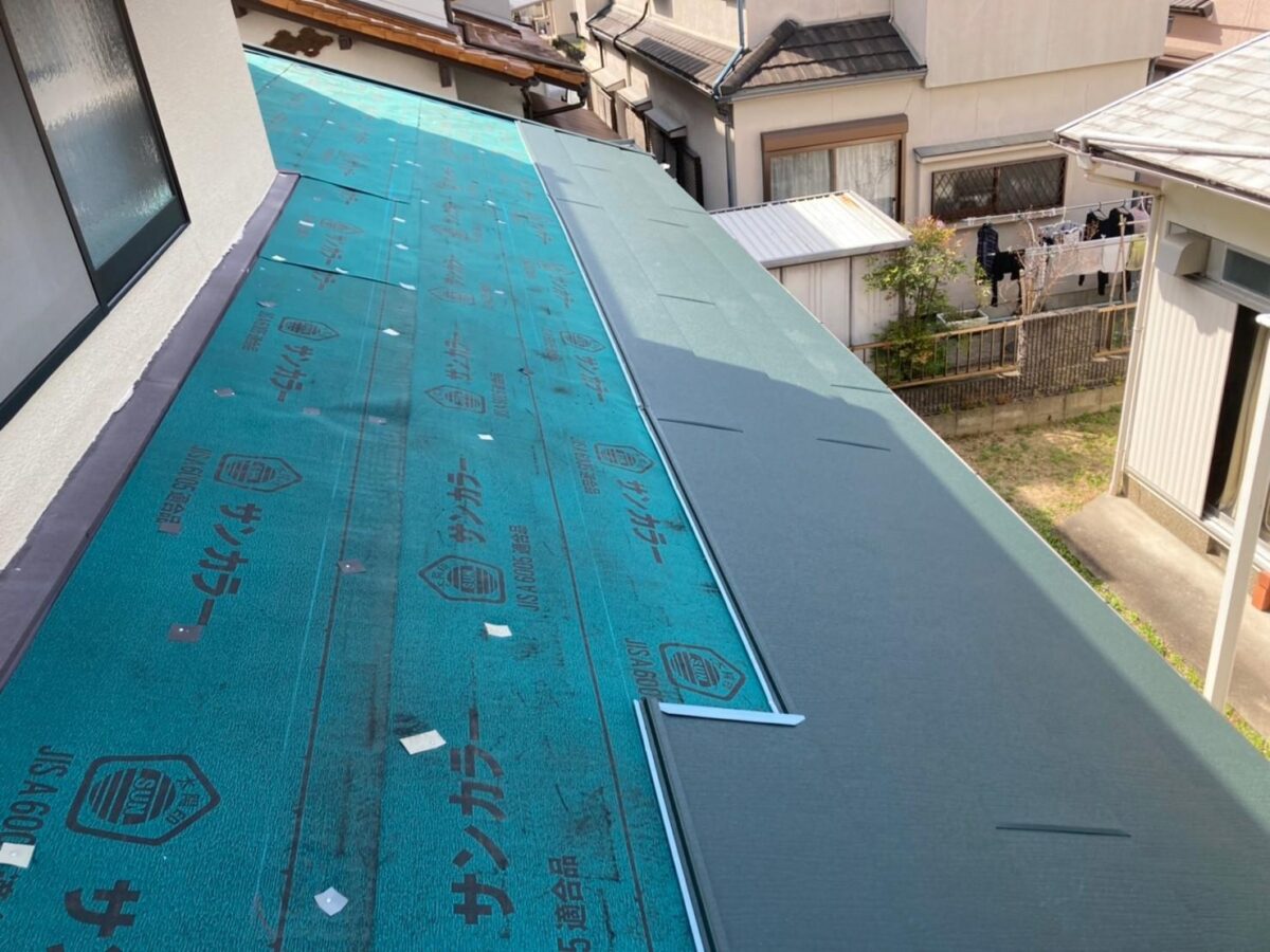 大阪府河内長野市　下屋根のカバー工事　屋根材本体葺き