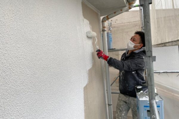 大阪府河内長野市　外壁塗装工事　外壁の下地調整剤アレスホルダーZ塗布
