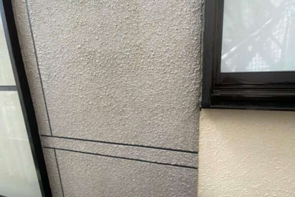 大阪府河内長野市　外壁塗装工事　外壁旧塗膜のサンダー掛け