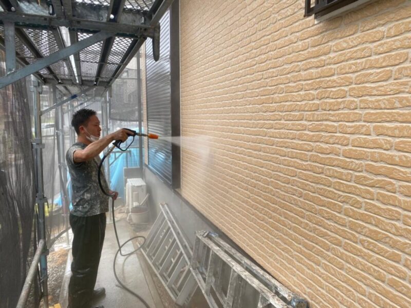 大阪府堺市　T様邸　外壁塗装工事　塗装の密着性を上げる高圧洗浄