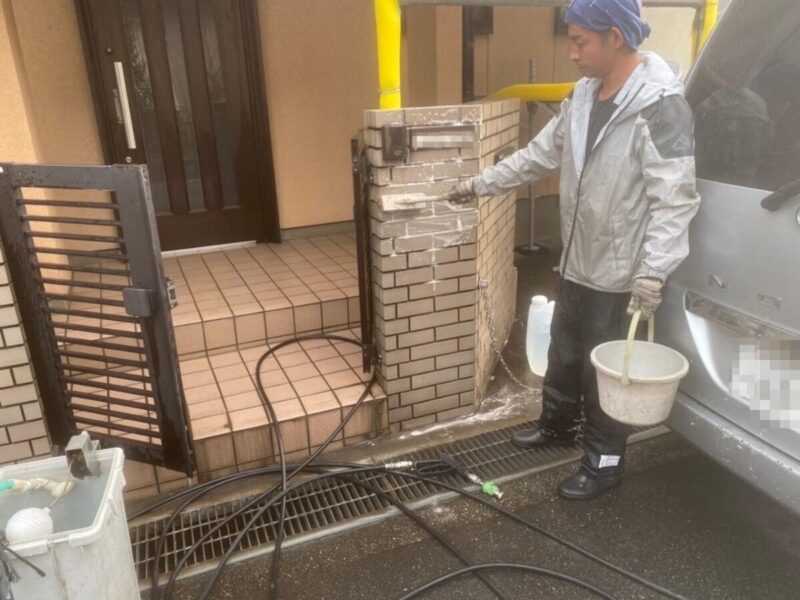 大阪府大阪狭山市　O様邸　屋根・外壁塗装工事　門塀の洗浄作業