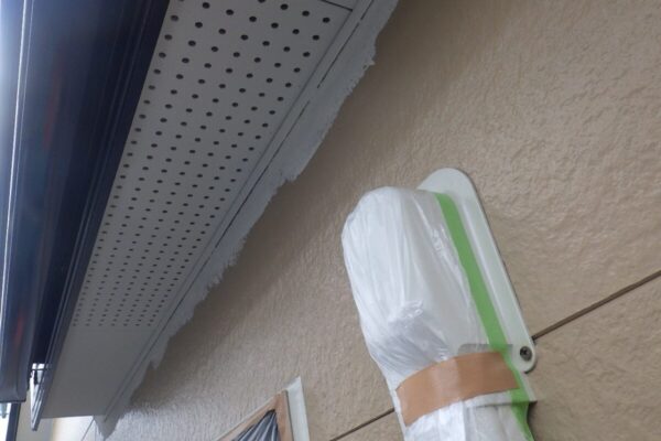 大阪府堺市　T様邸　外壁塗装工事　軒天井の塗装を行いました！
