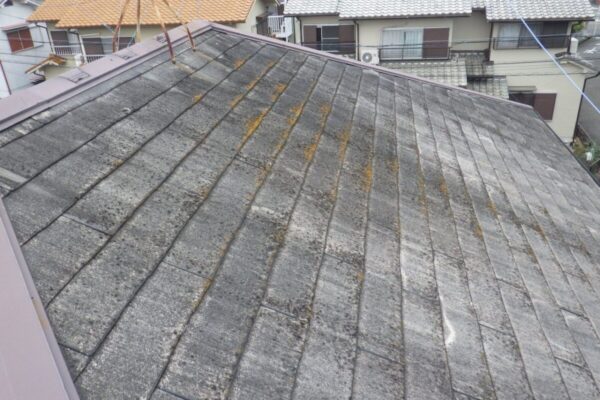 大阪府大阪狭山市　O様邸　屋根・外壁塗装工事　塗装の剥がれと施工前の屋根