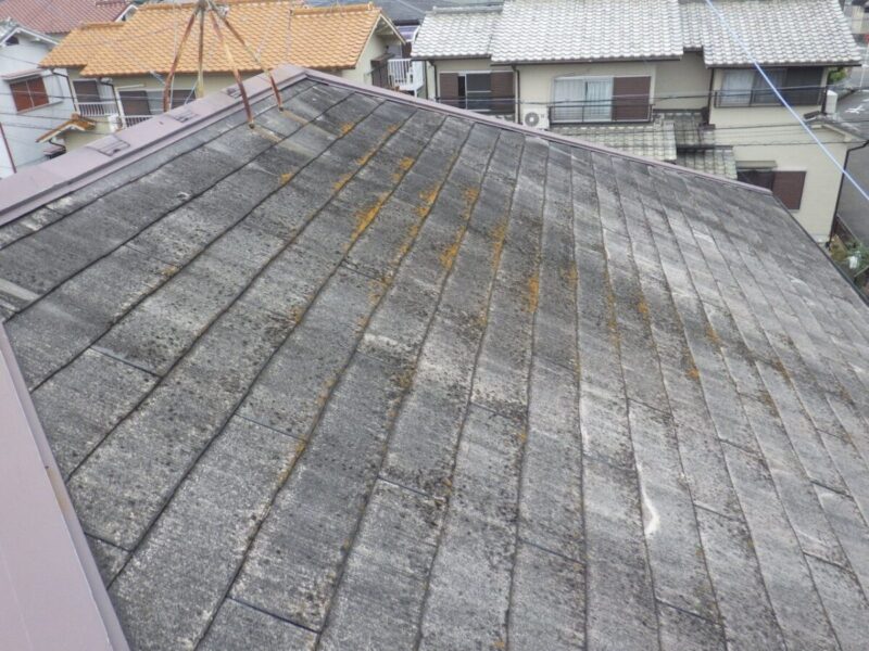 大阪府大阪狭山市　O様邸　屋根・外壁塗装工事　塗装の剥がれと施工前の屋根