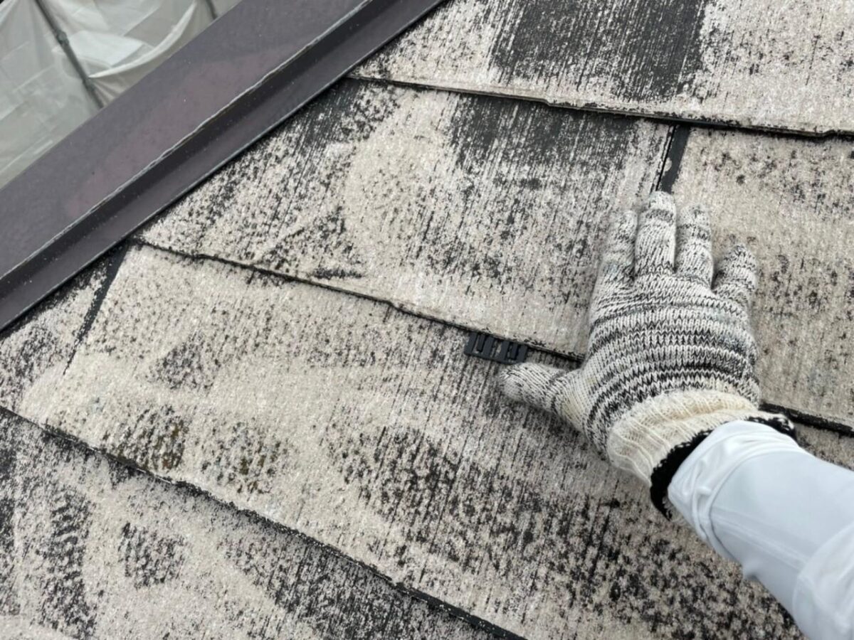 大阪府大阪狭山市　O様邸　屋根・外壁塗装工事　屋根のタスペーサー取り付けと下塗り作業