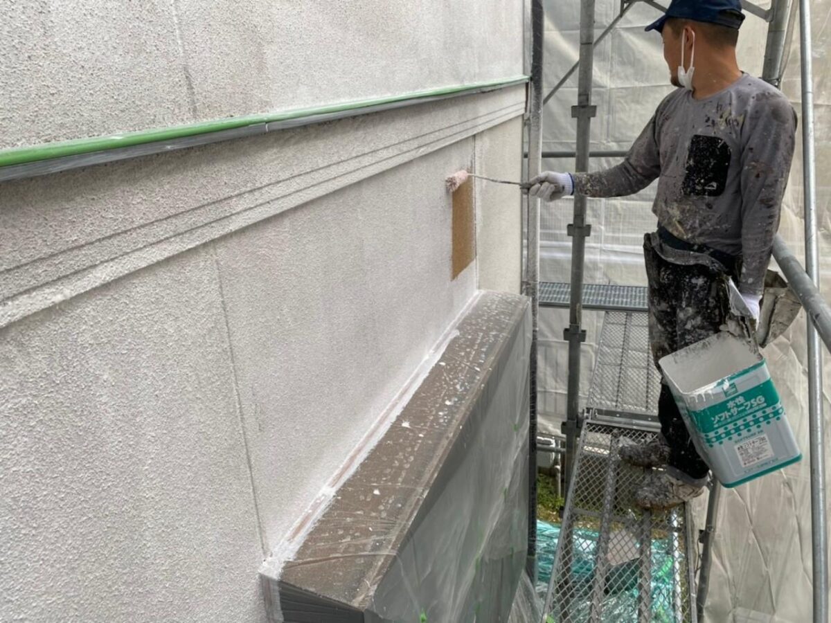 大阪府大阪狭山市　O様邸　屋根・外壁塗装工事　外壁の下塗り　ソフトサーフSG