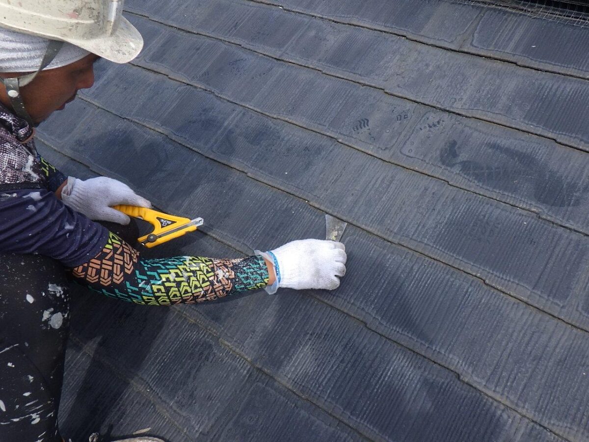 大阪府堺市　F様邸　外壁塗装工事　屋根の縁切り作業