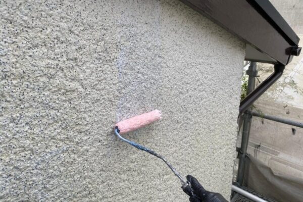 大阪府堺市　F様邸　外壁塗装工事　外壁の下塗り　カチオンシーラー 水性ミラクシーラーエコ