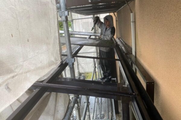 大阪府大阪狭山市　O様邸　屋根・外壁塗装工事　カーポート屋根の洗浄作業