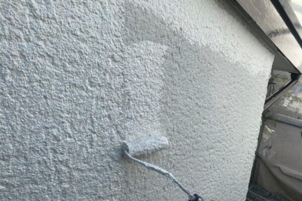 大阪府堺市　F様邸　外壁塗装工事　外壁の中塗り～上塗り　アートフレッシュ塗布