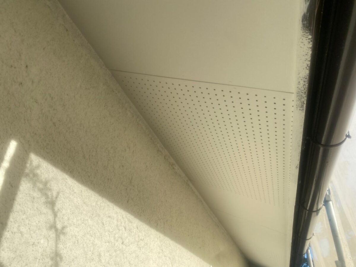 大阪府堺市　F様邸　外壁塗装工事　付帯部　軒天井の塗装を行いました！
