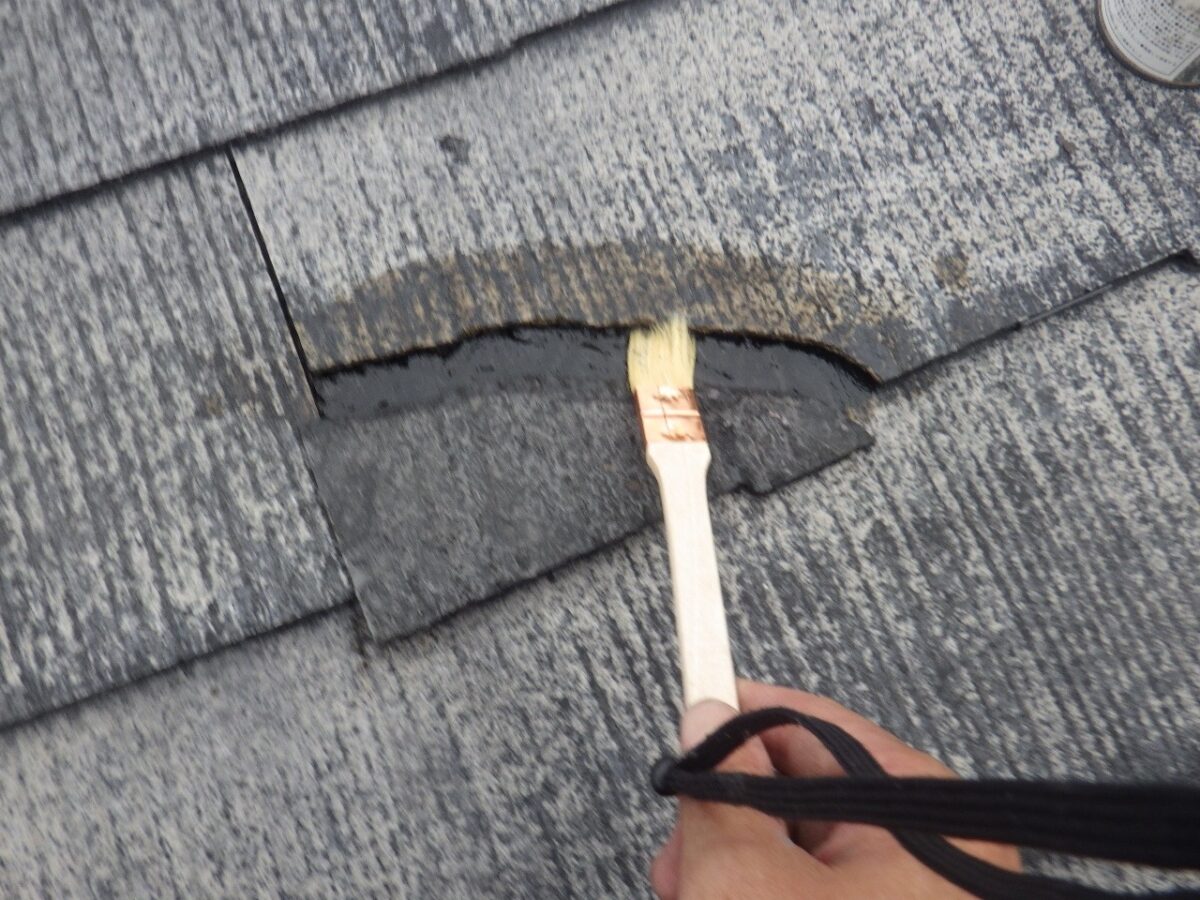 大阪府大阪狭山市　N様邸　屋根・外壁塗装工事　スレート屋根のひび割れ補修