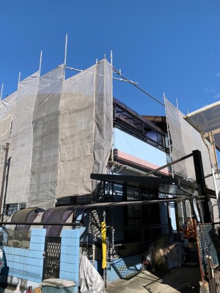 大阪府大阪狭山市　N様邸　屋根・外壁塗装工事　足場の組み立て設置　塗装はセットがお得！