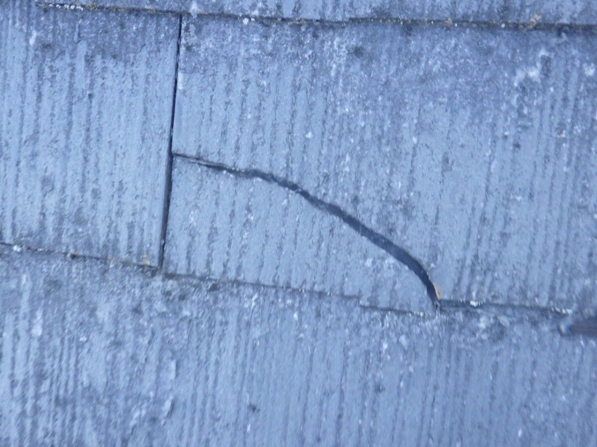 大阪府大阪狭山市　N様邸　屋根・外壁塗装工事　スレート屋根のひび割れ補修