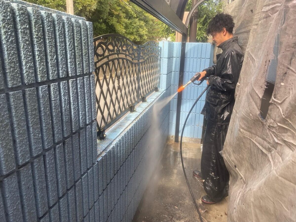 大阪府大阪狭山市　N様邸　屋根・外壁塗装工事　外壁と付帯部の高圧洗浄