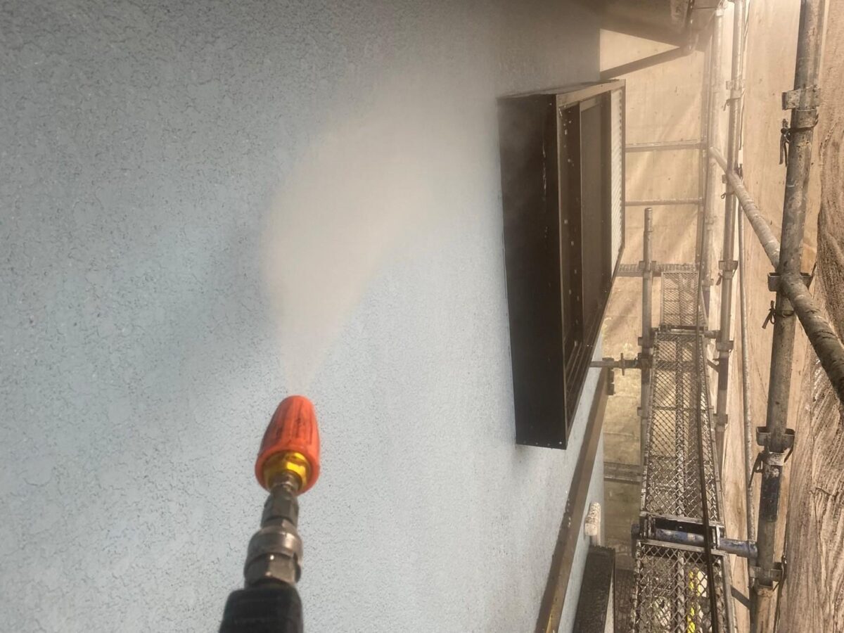 大阪府大阪狭山市　N様邸　屋根・外壁塗装工事　外壁と付帯部の高圧洗浄