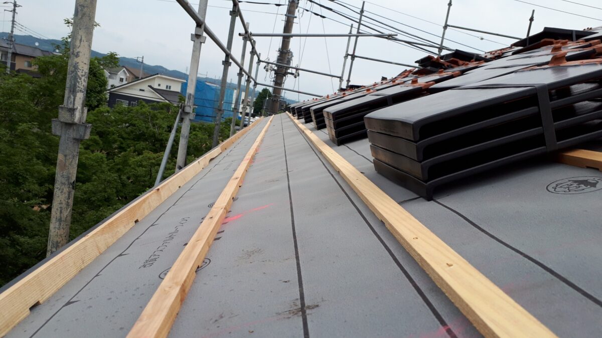 屋根カバー工法とは?メリット・デメリット、葺き替えとの比較を解説します！
