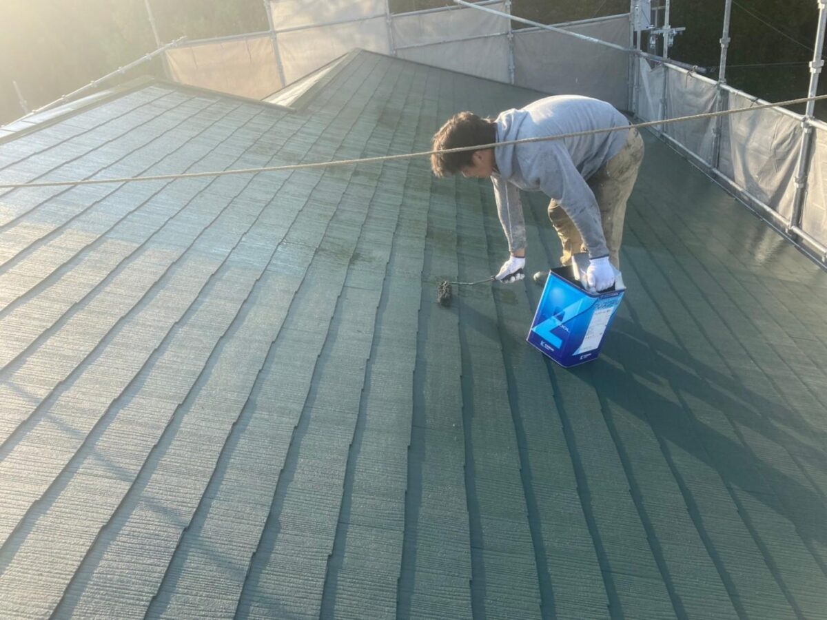 大阪府大阪狭山市　N様邸　屋根・外壁塗装工事　屋根の仕上げ塗装　アレスクールSi塗布