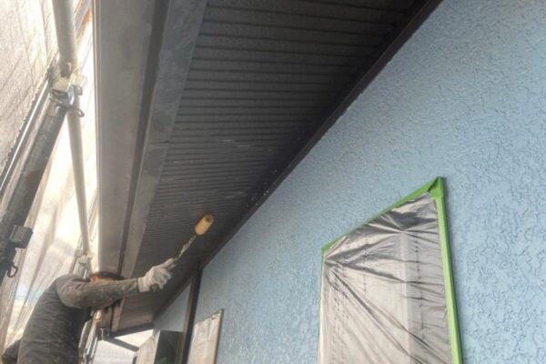 大阪府大阪狭山市　N様邸　屋根・外壁塗装工事　幕板と軒天井の下塗り