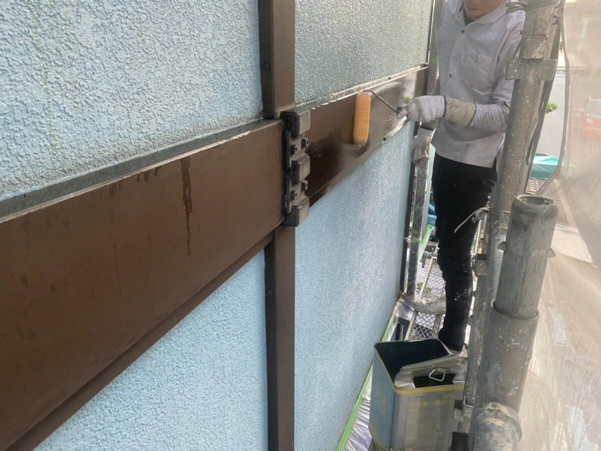 大阪府大阪狭山市　N様邸　屋根・外壁塗装工事　幕板と軒天井の下塗り