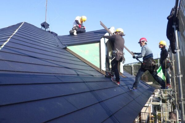 屋根カバー工法とは?メリット・デメリット、葺き替えとの比較を解説します！