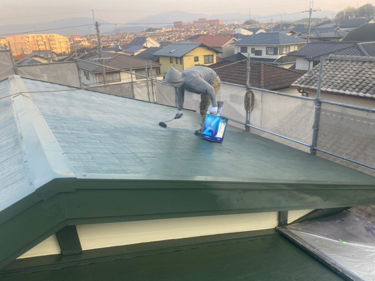 大阪府大阪狭山市　N様邸　屋根・外壁塗装工事　屋根の仕上げ塗装　アレスクールSi塗布