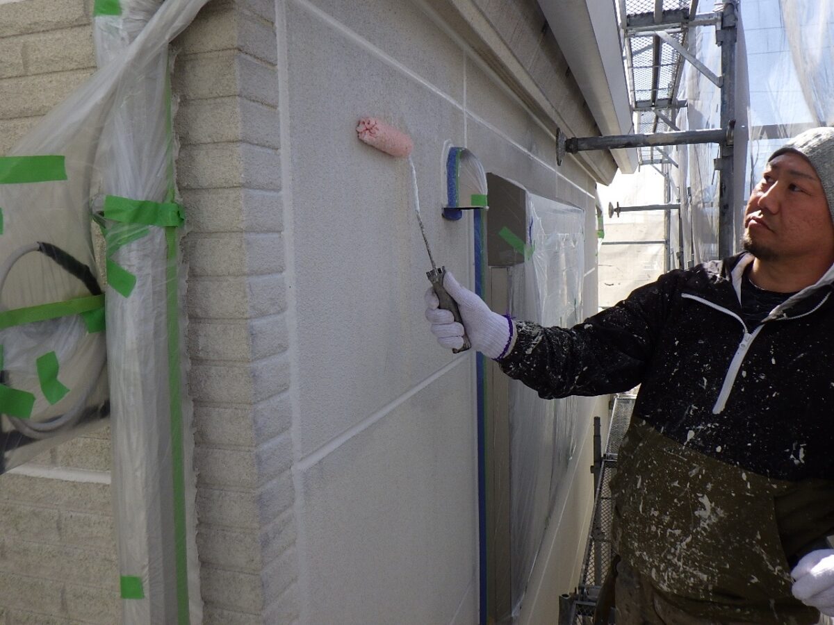 大阪府堺市　S様邸　外壁塗装工事　外壁の下塗り　シーラー塗布