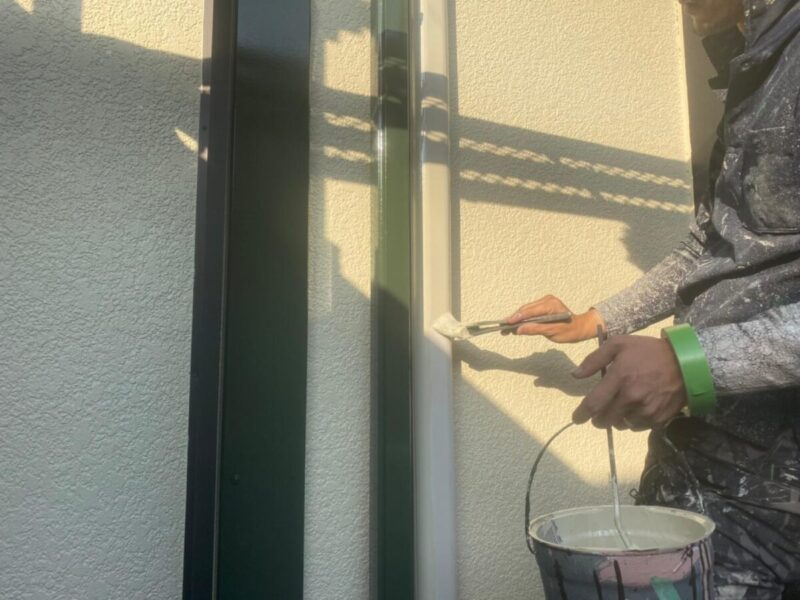 大阪府大阪狭山市　N様邸　屋根・外壁塗装工事　縦樋とエアコンカバーの塗装