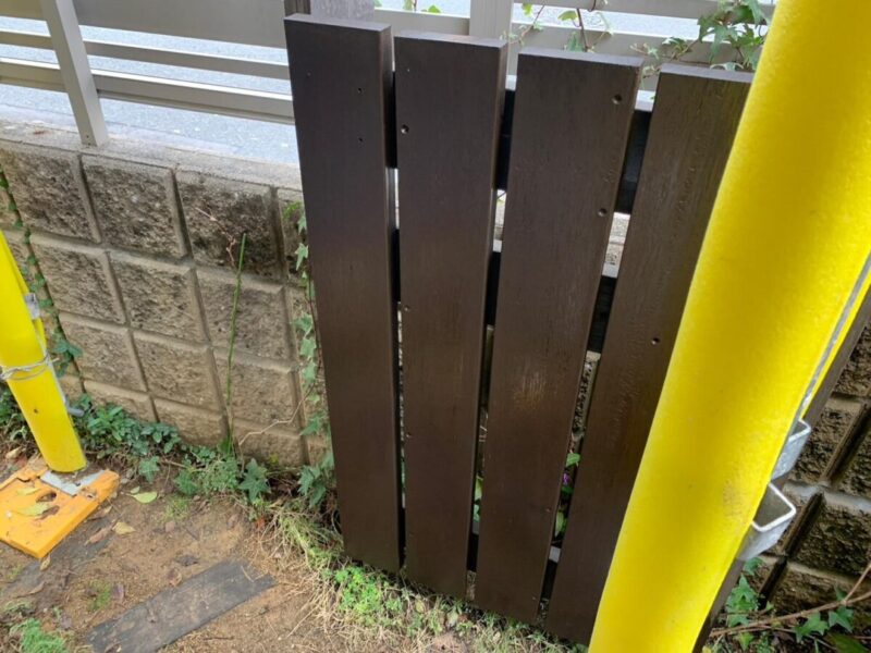 大阪府堺市　S様邸　外壁塗装工事　木製の造作扉の塗装