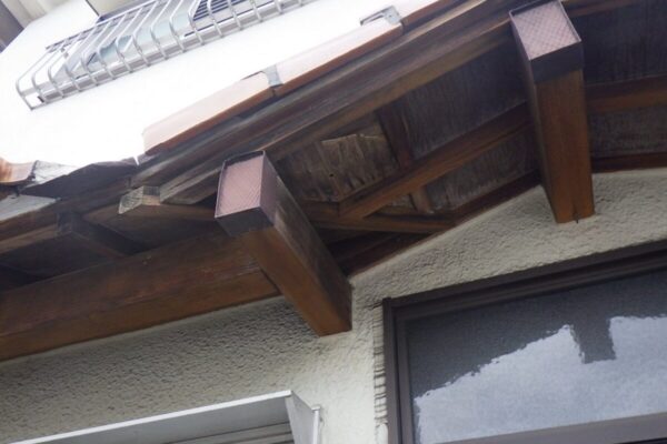 大阪府堺市 T様邸 外壁塗装・屋根修理工事　施工前　軒天井の剥がれ