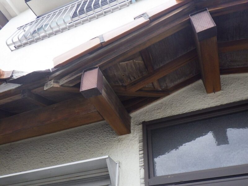 大阪府堺市 T様邸 外壁塗装・屋根修理工事　施工前　軒天井の剥がれ