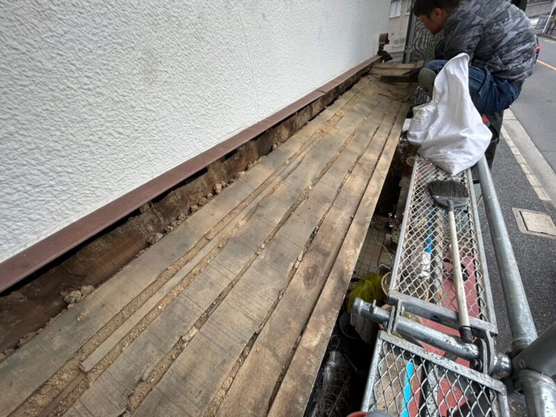 大阪府堺市　T様邸　外壁塗装・屋根修理工事　下屋葺き替え工事　既存瓦撤去