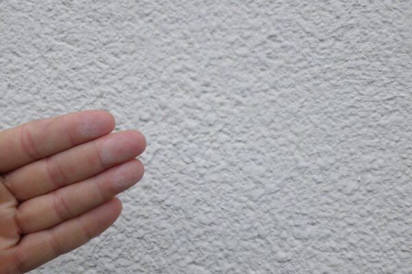 大阪府堺市 T様邸 外壁塗装・屋根修理工事　施工前　塗装の色褪せとチョーキング現象