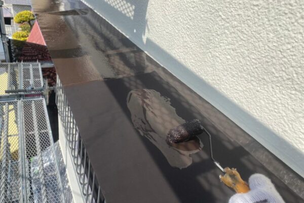 大阪府堺市　T様邸　外壁塗装・屋根修理工事　鉄部　霧除けの仕上げ塗装