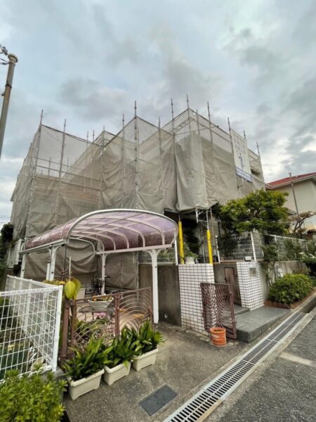 大阪府堺市　Y様邸　屋根・外壁塗装工事　足場設置と破風板の補修