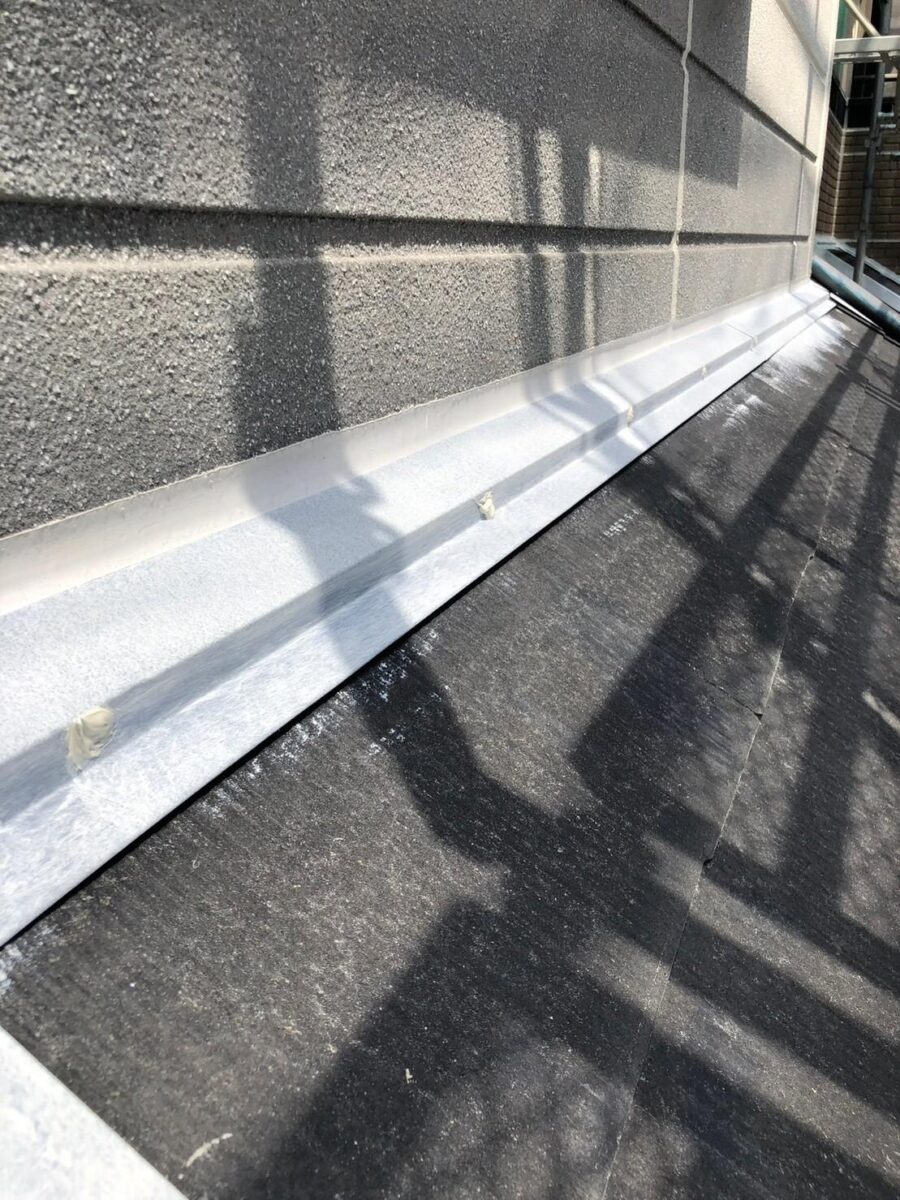 大阪府堺市　N様邸　屋根塗装・外壁塗装工事　屋根板金の下塗りとコーキング処理