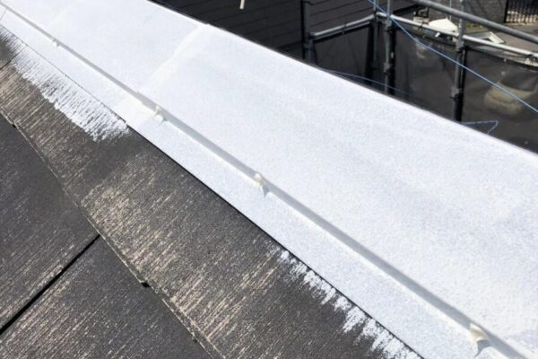 大阪府堺市　N様邸　屋根塗装・外壁塗装工事　屋根板金の下塗りとコーキング処理