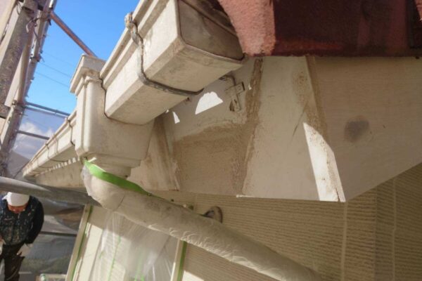 大阪府堺市　Y様邸　屋根・外壁塗装工事　付帯部　破風板補修部のパテ処理と仕上げ塗装