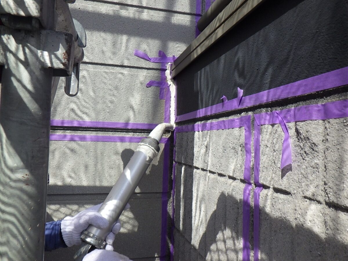 大阪府堺市　N様邸　屋根塗装・外壁塗装工事　外壁目地のコーキング増し打ち工事