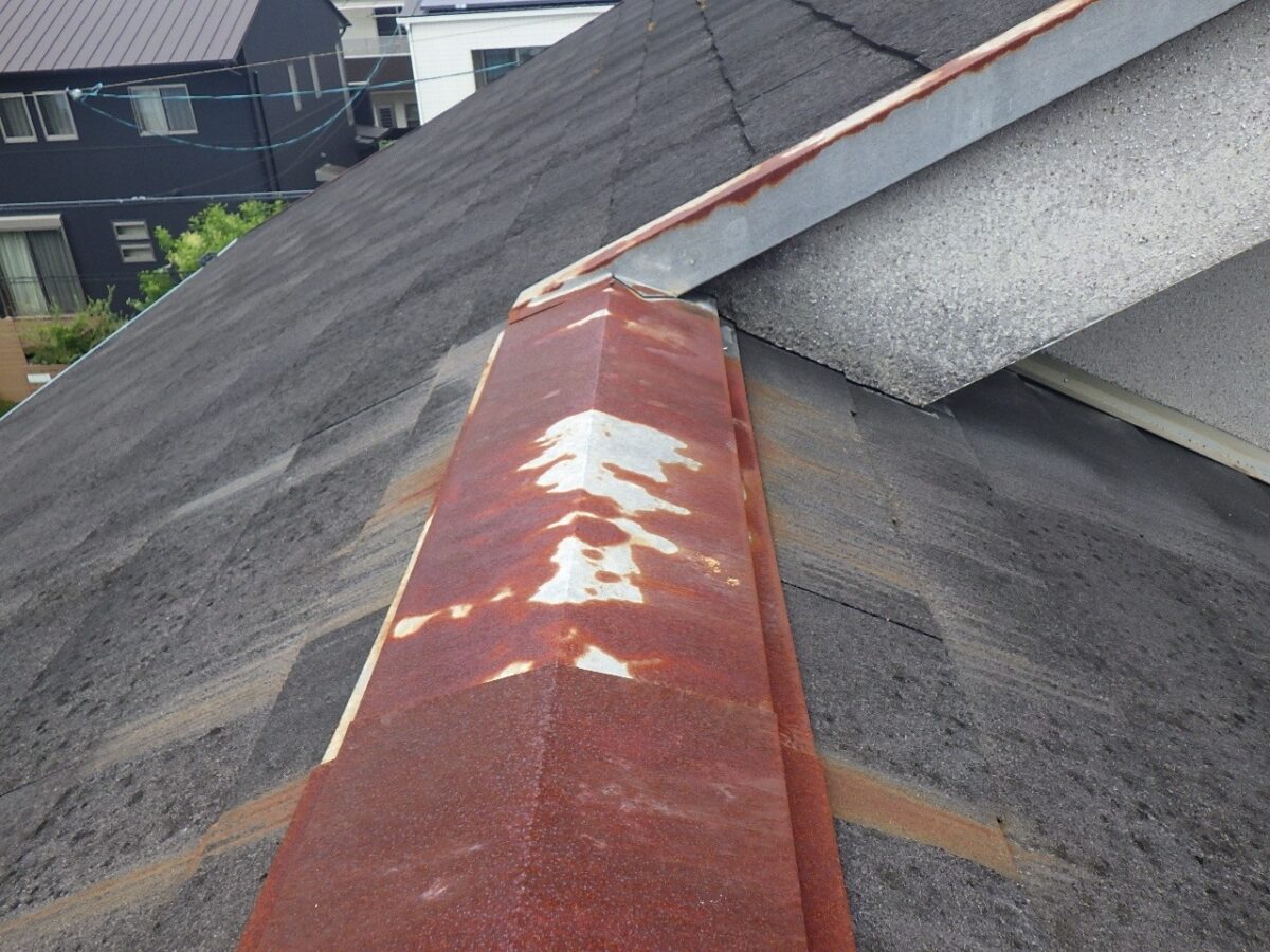 屋根板金が浮いている？注意すべき劣化症状と被害を防ぐ対策